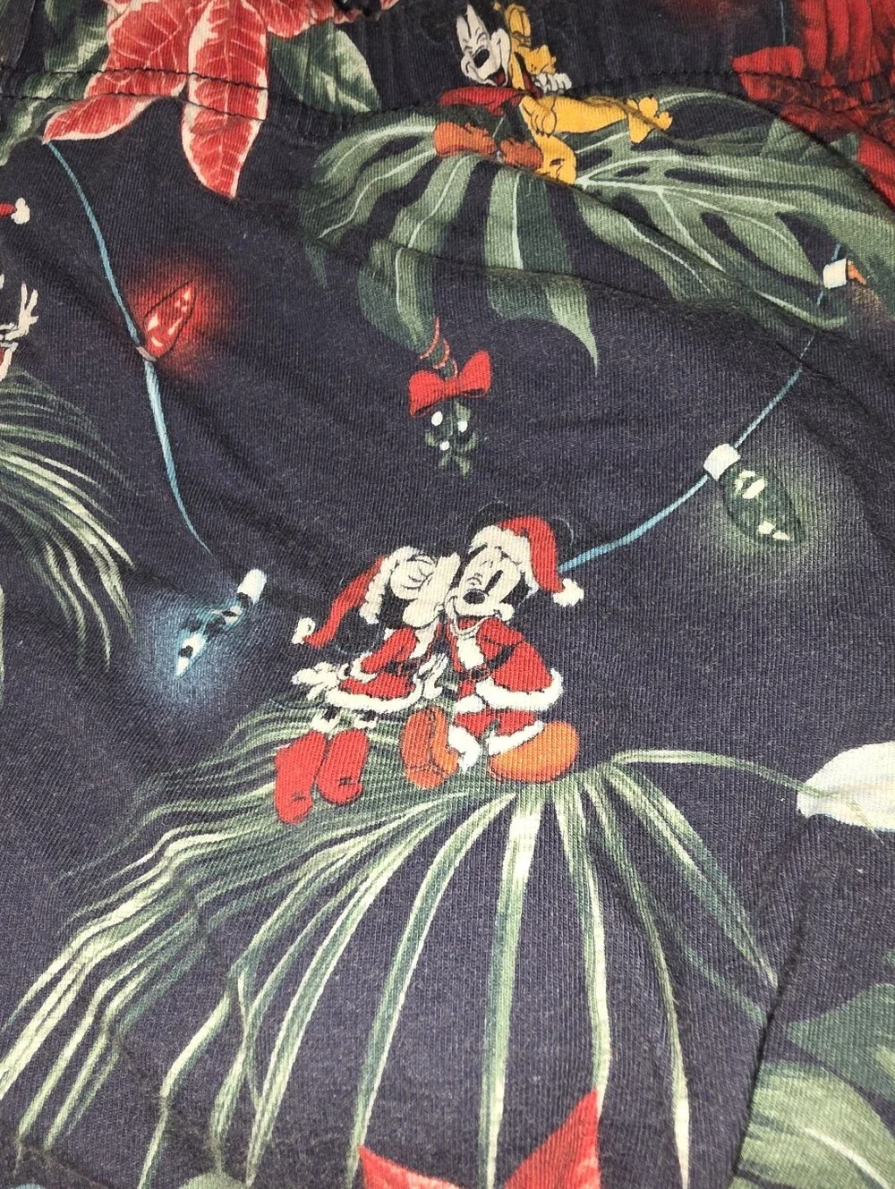 Brand: Tommy BahamaCollaboration: DisneyDesign: Festive Mickey Mouse Xl